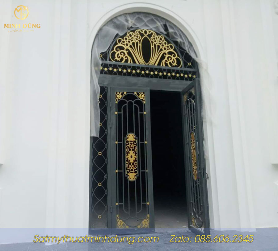 Mẫu cửa cổng sắt mỹ thuật đẹp
