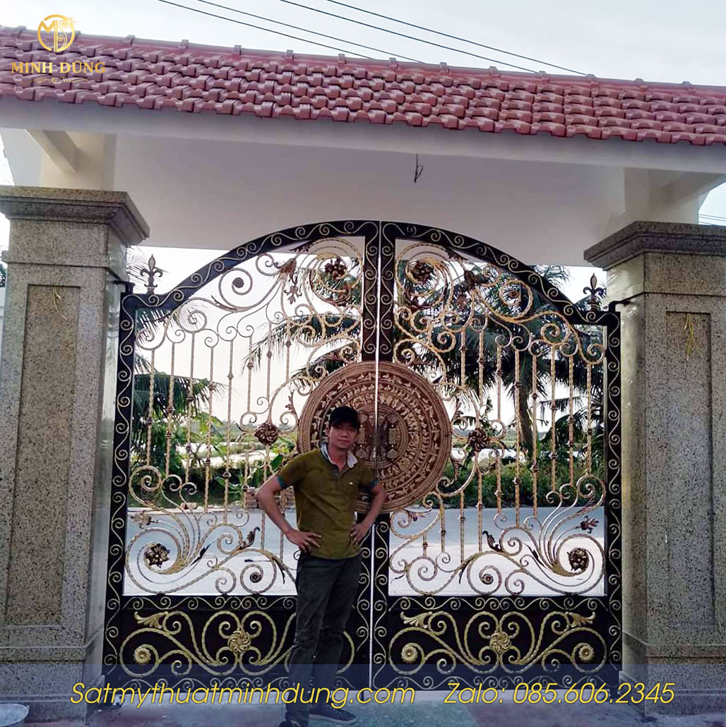 Mẫu cửa cổng sắt mỹ thuật đẹp