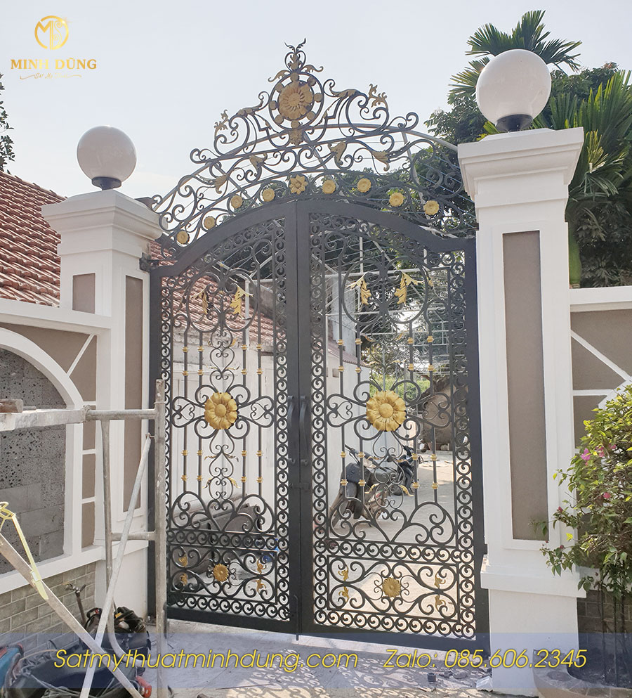 Mẫu cửa cổng sắt mỹ thuật đẹp