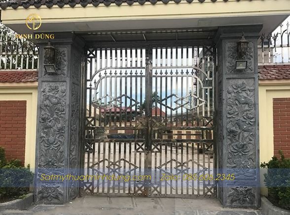 Mẫu cổng Inox 2 cánh họa tiết bắt mắt