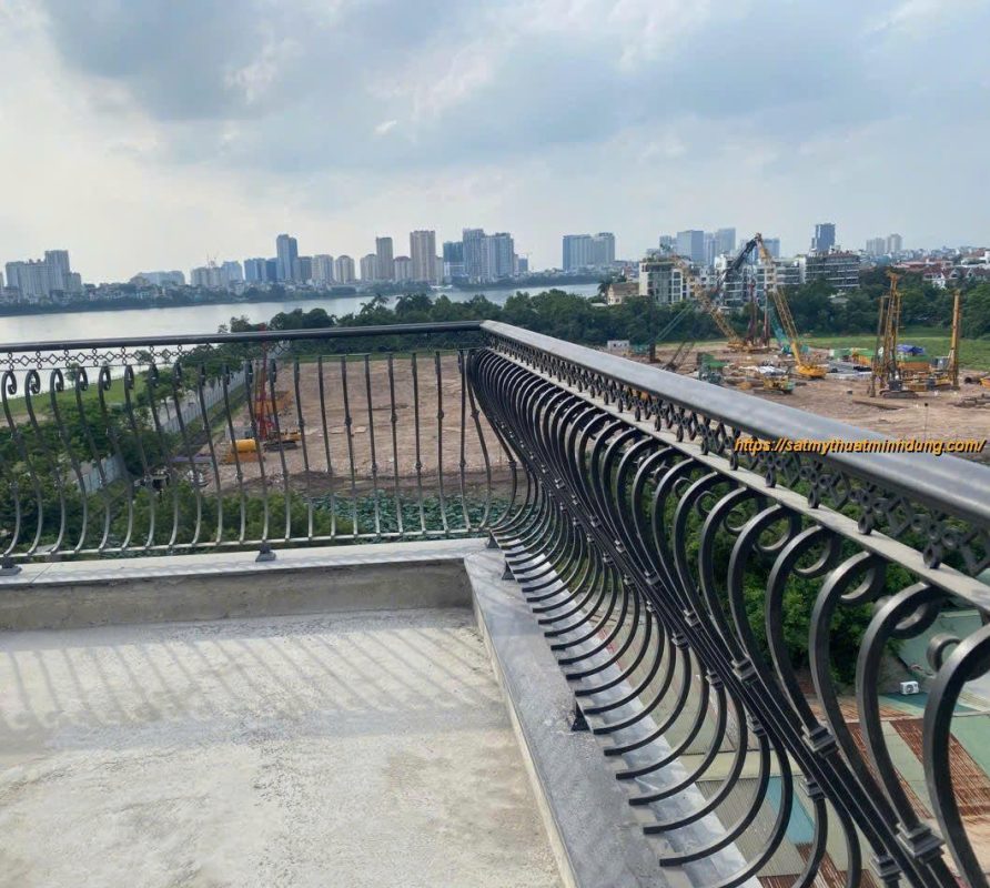 Lan can ban công sắt đặc uốn bụng cong – Tôn vinh vẻ đẹp kiến trúc sang trọng & bền vững
